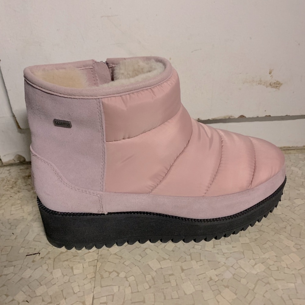 Woman’s ugg snow boots